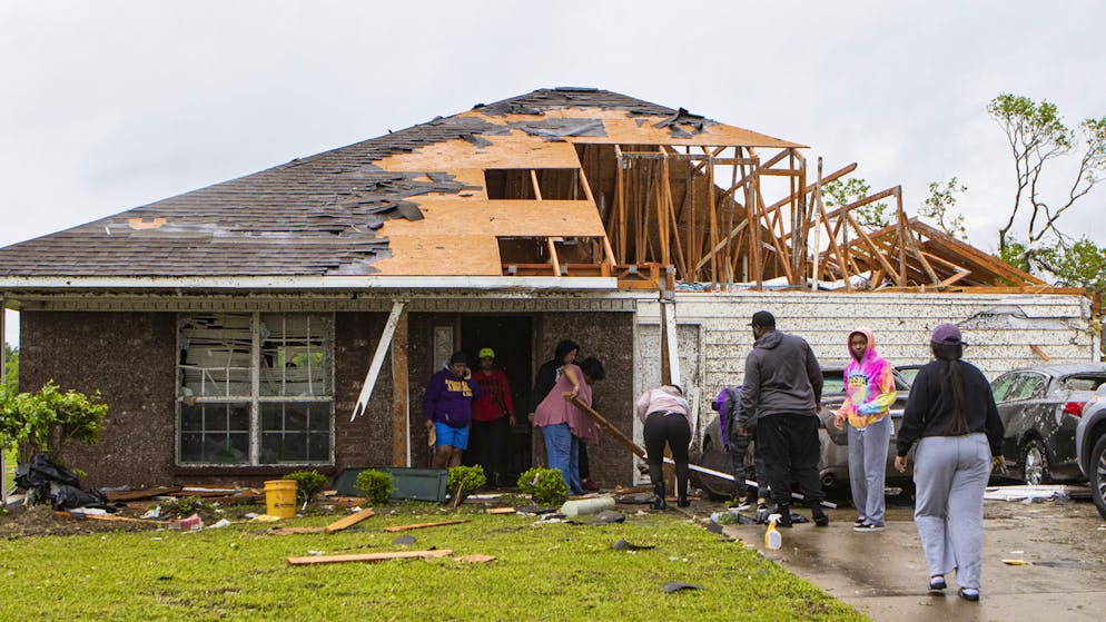 Die Zerstörungen an den Häusern, die der Tornado in Monroe (Lousiana) angerichtet hat, sind gewaltig.