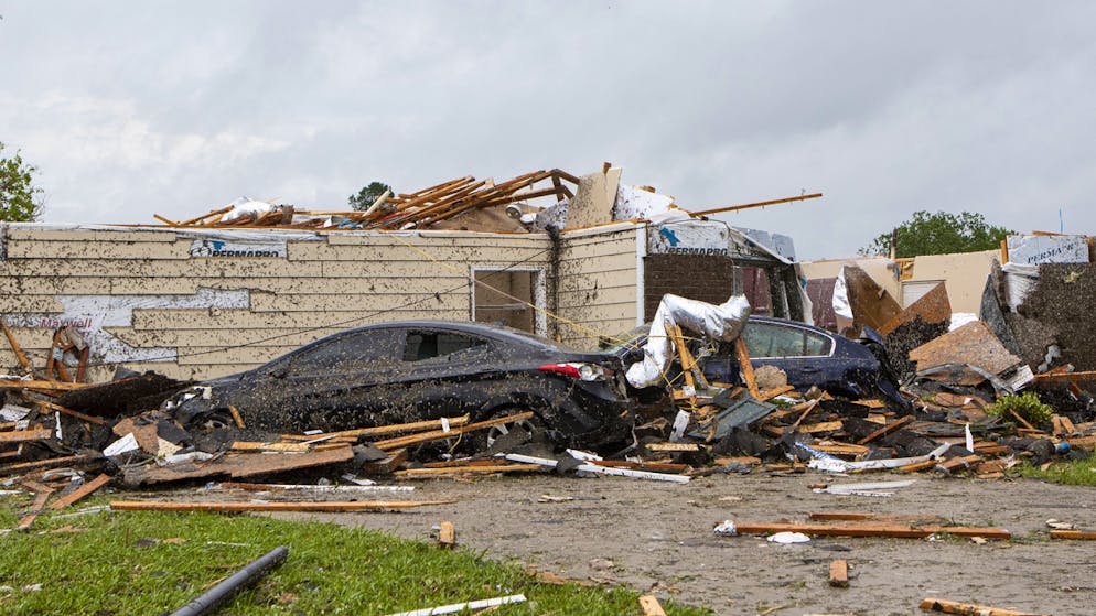 Eine Spur der Verwüstung hat ein Tornado am Ostersonntag in Monroe im US-Bundesstaat Lousiana hinterlassen. Häuser und Fahrzeuge sind schrottreif.
