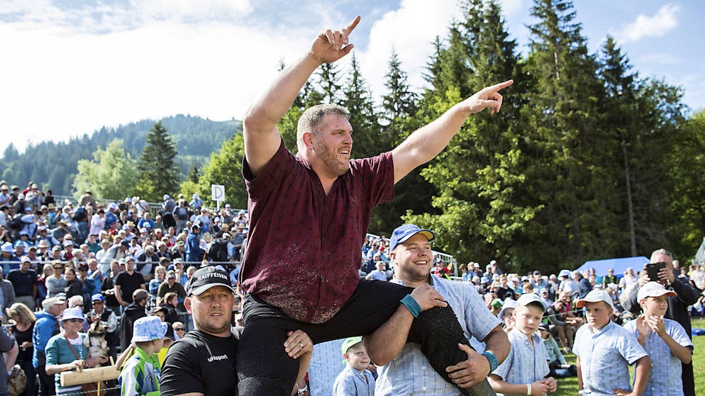 Christian Stucki feiert 2018 seinen Sieg beim Bergkranzfest am Schwarzsee.