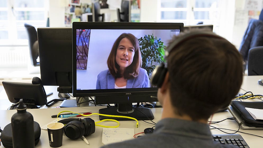 Ein SRF-Journalist verfolgt die Rede von FDP Parteipräsidentin Petra Gössi, während einer Video-Medienkonferenz, am Mittwoch, 15. April 2020 in Bern.