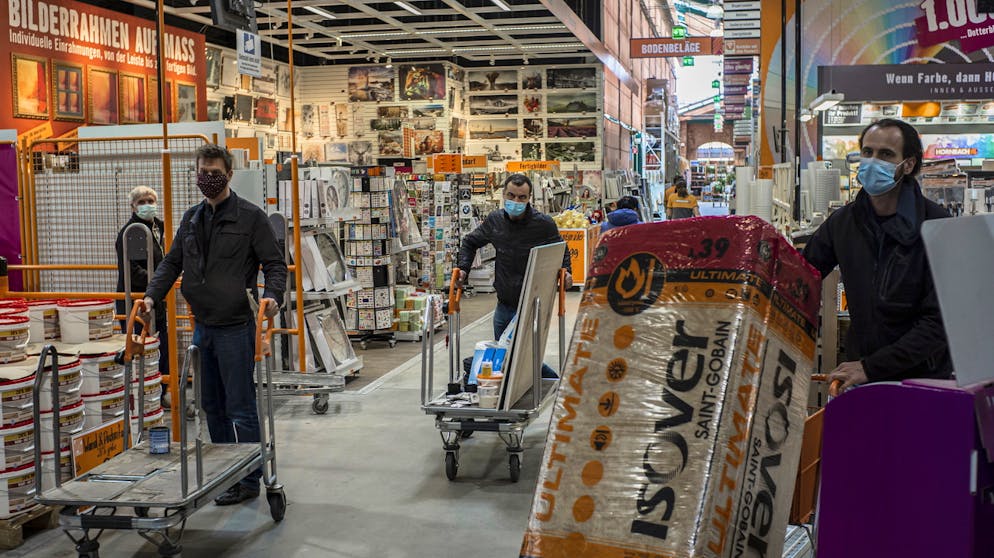 Die Coronavirus-Krise: Eine Chronologie. 14. April: Österreich wagt den ersten Schritt zurück in die Normalität. Kleinere Geschäfte und Baumärkte dürfen wieder öffnen, Kunden müssen allerdings einen Mund-Nasen-Schutz tragen.