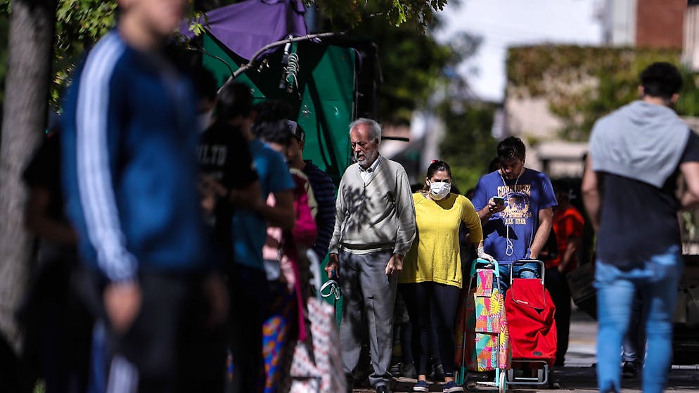 Langes Warten vor dem Supermarkt: In Argentinien hat sich die Wirtschaftskrise durch die Coronavirus-Ausbreitung weiter verschärft.