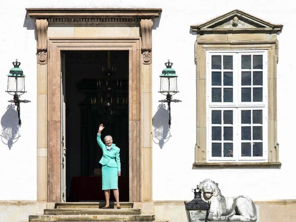 Happy Birthday: Königin Margrethe II. von Dänemark winkt am Schloss Fredensborg. Foto: Olafur Steinar Gestsson/Ritzau Scanpix/AP/dpa