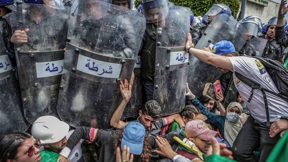 World Press Photo 2020: Das sind die besten Pressefotos des Jahres. Studenten und Polizisten geraten am 21. Mai 2019 bei Protesten gegen die Regierung in Algeriens Hauptstadt Algiers aneinander: Farouk Batiche gewann den ersten Preis in der Kategorie «Spot News Singles».