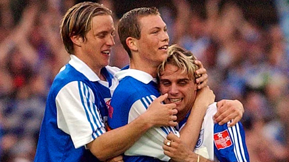 Mai 2003: Reto Ziegler und Stephan Lichtsteiner gratulieren Torschütze Richard Nunez (v.l.).