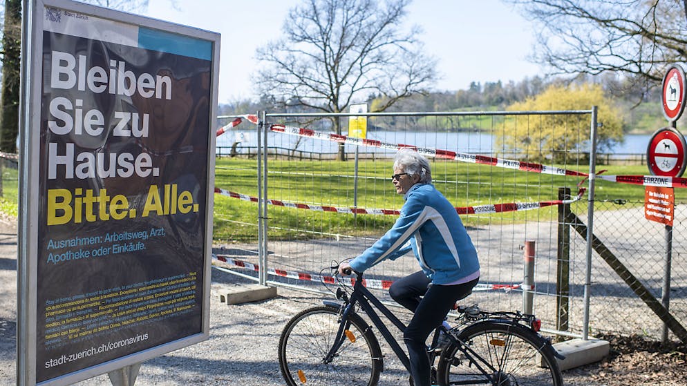 Im Kanton Zürich sind zwei weitere Personen an den Folgen einer Corona-Infektion gestorben. Im Bild eine Velofahrerin am Katzensee.
