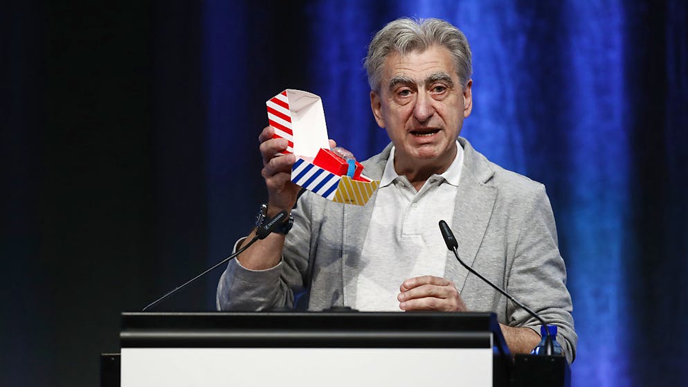 Die Swatch Group kürzt aufgrund des Nachfrageeinbruchs im Zuge der Coronakrise die Dividende. Der Verwaltungsrat, in dem auch Konzernchef Nick Hayek sitzt, reduziert sich zudem das eigene Honorar. (Archiv)