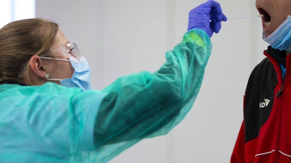 Die Coronavirus-Krise: Eine Chronologie. 22. April: Neu empfiehlt das BAG Tests für alle Patienten mit Symptomen von Covid-19. Bisher wurden nur Menschen mit Vorerkrankungen und Spitalpatienten getestet sowie Gesundheitspersonal. Die erweiterten Kriterien seien Teil einer neuen Teststrategie während der schrittweisen Öffnung des Lockdowns ab dem 27. April.