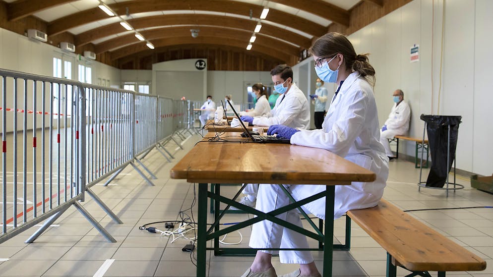 Medizinisches Personal im mobilen Coronavirus Testcenter im BEA Gelände in Bern. (Archivbild)
