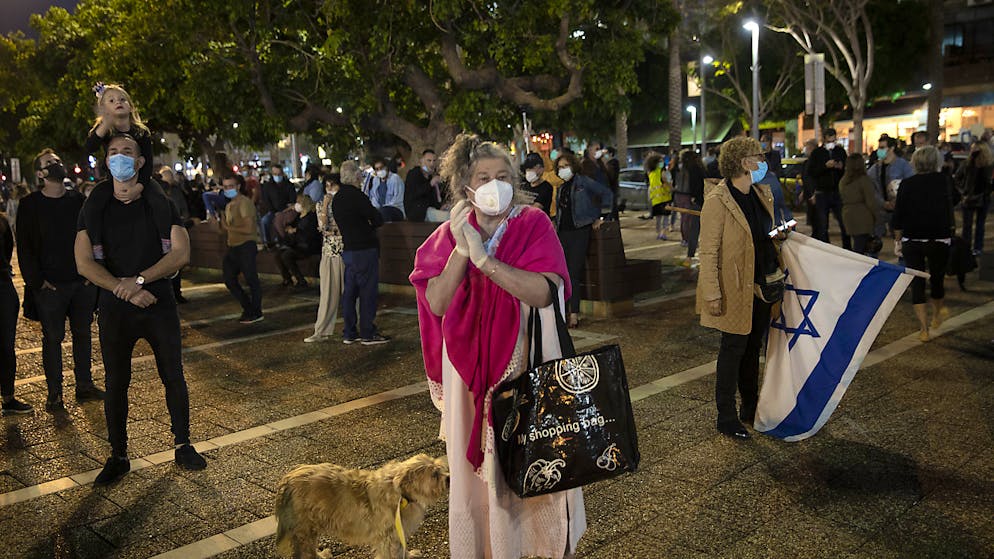 Eine Demonstration mit Mundschutz und empfohlenem Sozialabstand: Israelis gehen in Tel Aviv gegen Premierminister Benjamin Netanjahu auf die Strasse.