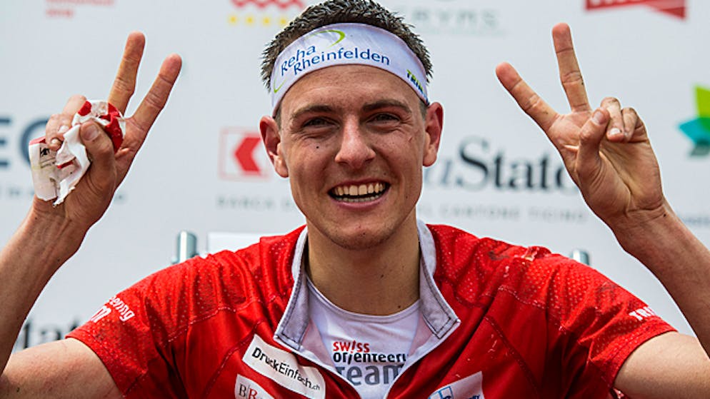 Matthias Kyburz jubelt, denn er hat es geschafft: Nicht in der freien Natur, aber auf dem Laufband.