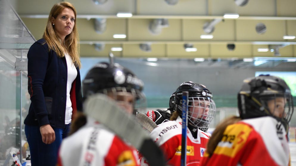 Bevor Florence Schelling den Posten als SCB-Sportchefin übernommen hat, hat sie erste Erfahrungen als Trainerin bei der U18 der Frauen Nationalmannschaft gesammelt.