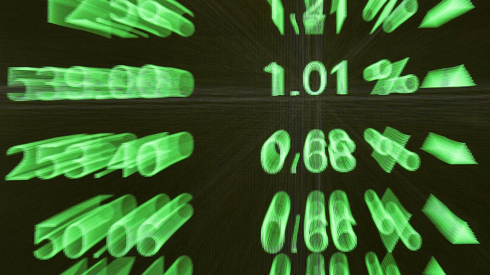 Aktuelle Kurse werden an einer LED-Wand im Eingangsbereich der Neuen Boerse Zuerich-West des SIX-Hauptsitzes an der Pfingstweidstrasse angezeigt, aufgenommen am Donnerstag, 6. Februar, in Zuerich. (KEYSTONE/Ennio Leanza)