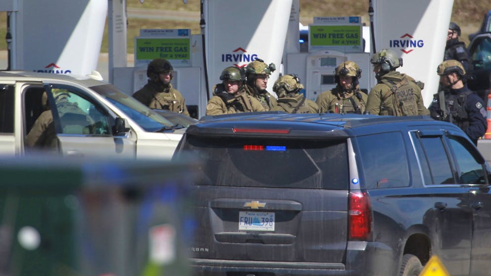 Sicherheitskräfte an einer Tankstelle in Enfield, Nova Scotia: Nach dem Anschlag eines Amokläufers mit mindestens 19 Toten will Premierminister Justin Trudeau den Zugang zu Waffen in Kanada erschweren.