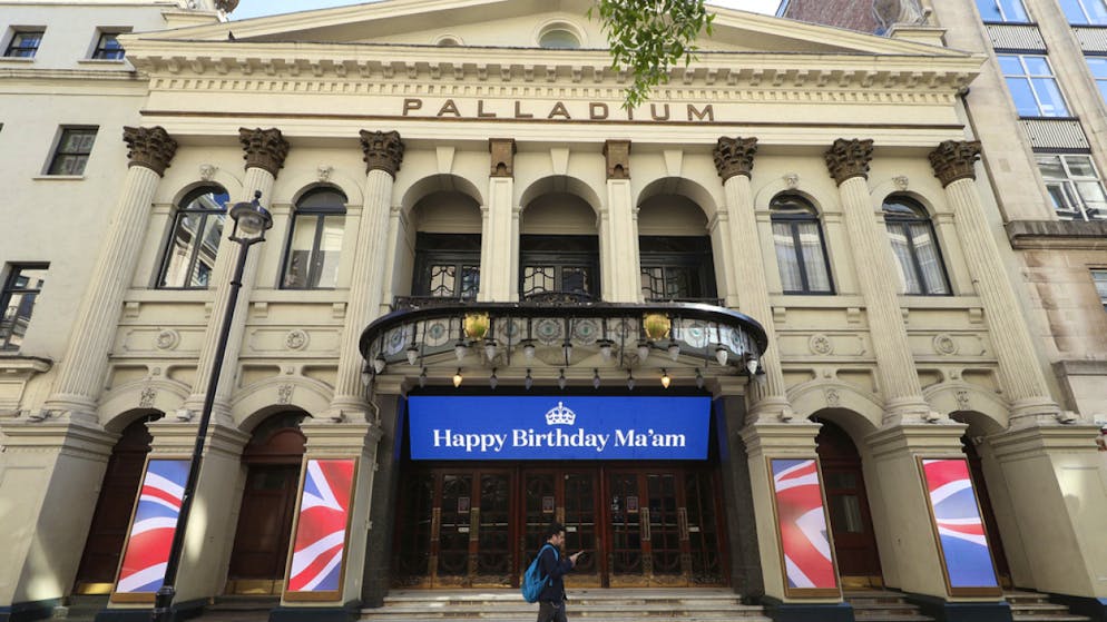 Messaggio di auguri alla regina presso il London Palladium, noto teatro per spettacoli di varietà, musical teatrali e concerti nel West End.