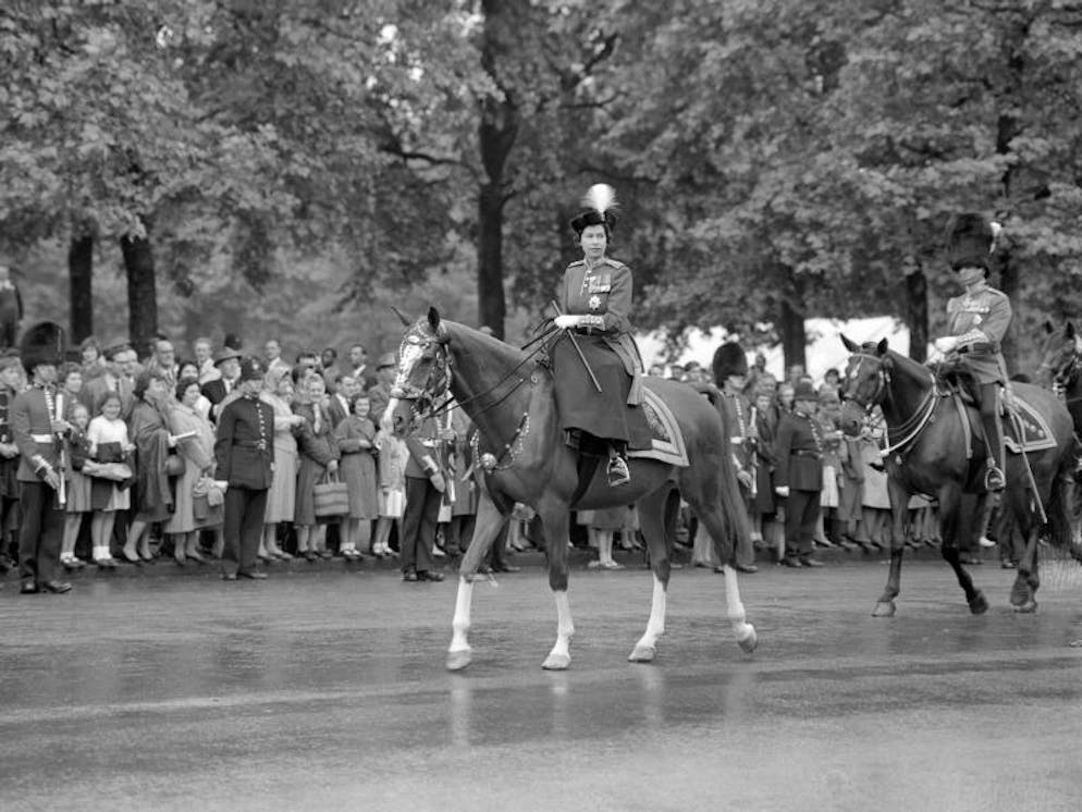 Die britische Königin Elizabeth II. auf ihrem Pferd während der Zeremonie Trooping the Colour (1960). Foto: Leon Neal/PA Wire/dpa
