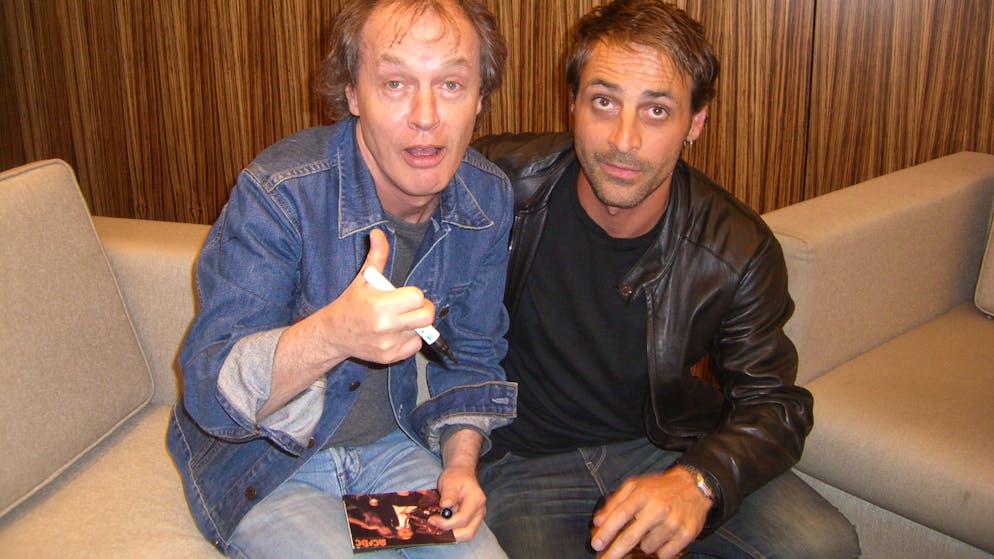 Dominic Dillier über AC/DC und Leadgitarrist Angus Young (links): «Ich bewundere diese unglaubliche Hartnäckigkeit, immer wieder geile Songs rauszuhauen, die auf dem immer gleichen Blues aufbauen. Und nicht zu vergessen: Die Leadgitarre, die es so kein zweites Mal gibt.»