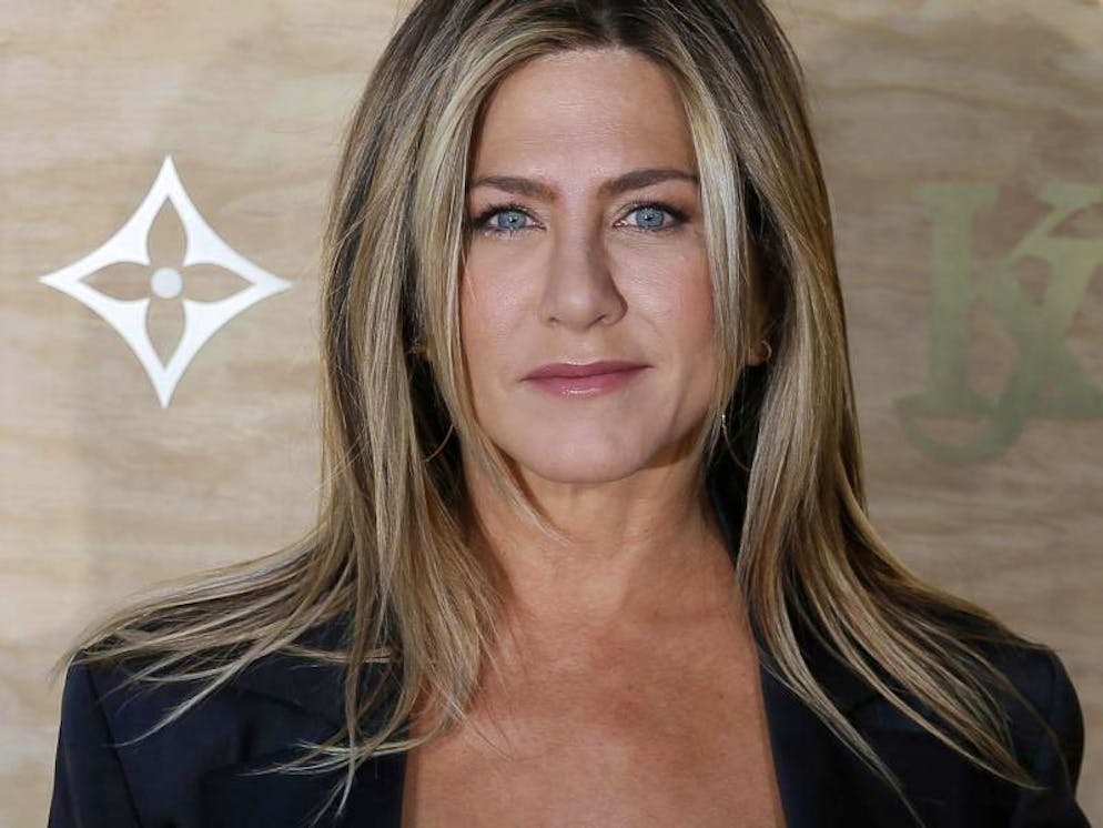 Jennifer Aniston kommt 2017 zu einem Dinner in den Louvre. Auch sie war Teil der Kult-Serie «Friends». Foto: Francois Mori/AP/dpa