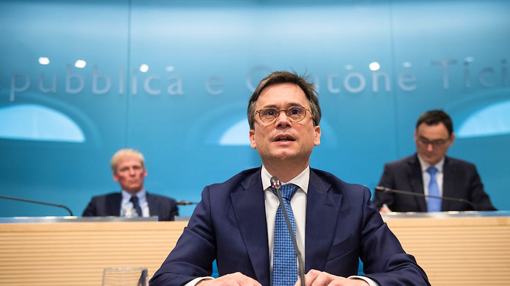 In primo piano il presidente del Governo ticinese Christian Vitta. Alle sue spalle altri due consiglieri di Stato: Claudio Zali (a sinistra) e Raffaele De Rosa.