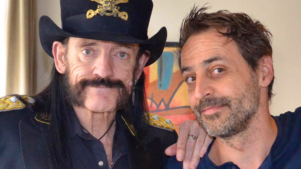 Dominic Dillier über Ian Fraser ‹Lemmy› Kilmister (links): «Als ich ins Hotelzimmer reinkam, sagte Lemmy als Erstes zu mir: ‹Have a vodka with me.› Danach tranken wir Wodka zusammen und redeten. Leider habe ich Lemmy nur schlecht verstanden. Er hatte irgendein Problem mit seinem Gebiss. Es war trotzdem ein berührendes und wichtiges Gespräch.»