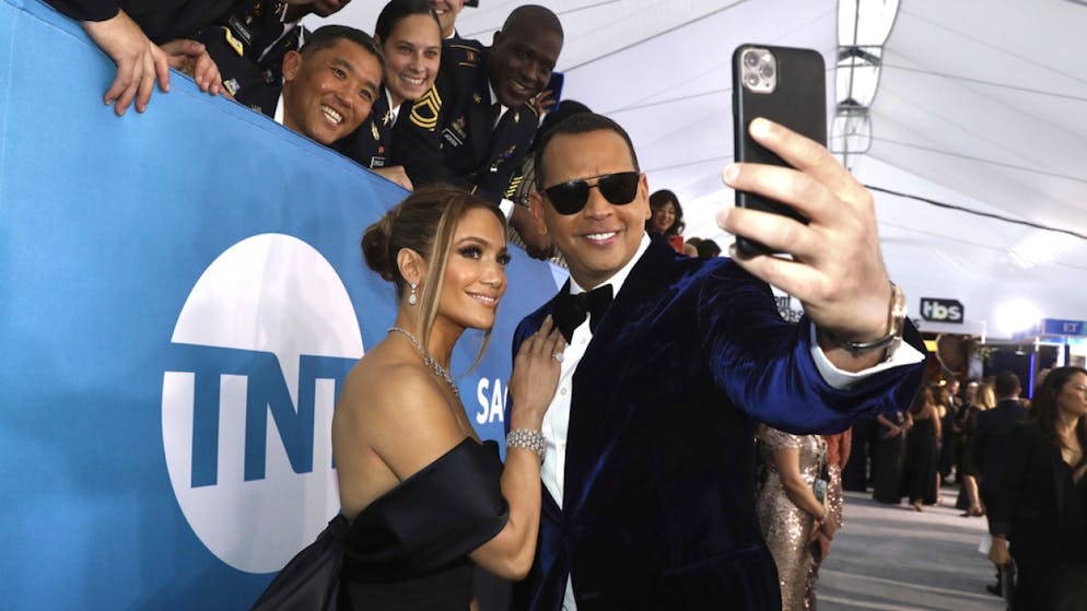 Sängerin Jennifer Lopez und der einstige Baseball-Spieler Alex Rodriguez müssen wegen der Corona-Pandemie ihre Hochzeit neu planen: Vielleicht feiern sie eine Drive-Through-Hochzeit. (Archivbild)