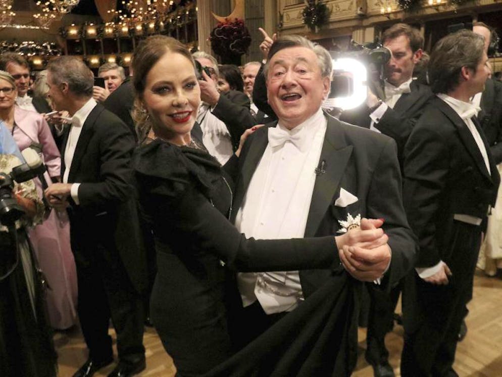 Hier herrschte noch gute Stimmung: Ornella Muti und Richard «Mörtel» Lugner tanzen beim Wiener Opernball.