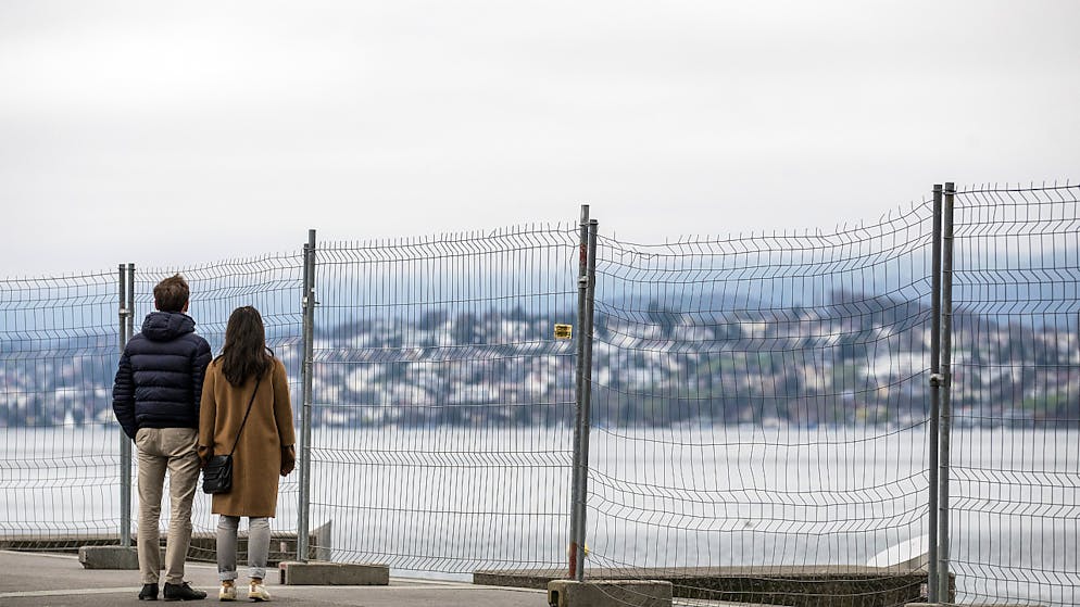 Das Seeufer am Zürichsee ist an manchen Stellen abgesperrt. (Archivbild)