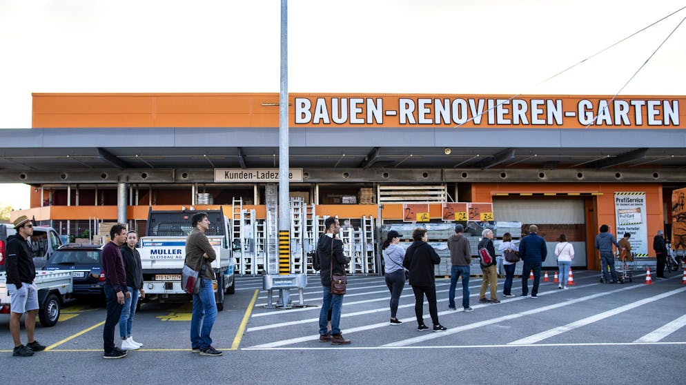 Die Coronavirus-Krise: Eine Chronologie. 27. April: Bereits wenige Minuten nach der ersten Wiedereröffnung nach dem Lockdown haben sich vor einigen Baumärkten in der Schweiz lange Schlangen gebildet. In Niederwangen BE musste der Zugang mit Autos zur Bauhaus-Filiale kurz nach sieben Uhr wieder gesperrt werden.