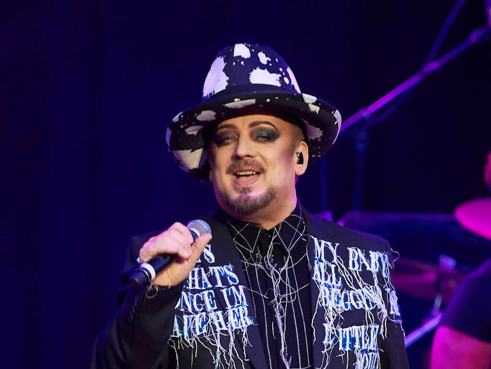 Boy George perfumes on stage at The Henley Festival Day 1

Featuring: Boy George
Where: Henley On Thames, United Kingdom
When: 10 Jul 2019
Credit: WENN