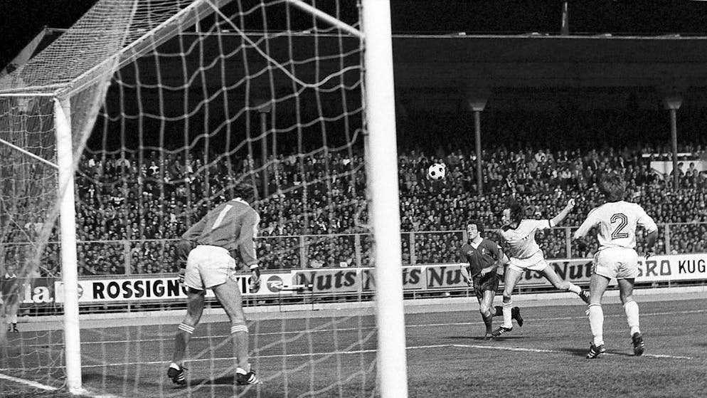FCZ-Goalie Karl Grob verfolgt ein Kopfballduell zwischen Pius Fischbach und Kevin Keegan. Mit der Nummer 2 Max Heer.