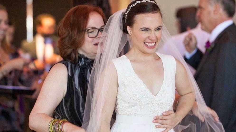 Daniela Kurrle und eine Brautkundin: «Die fünf Hochzeiten diesen Sommer, für die ich das Brautkleid hätte nähen sollen, wurden leider alle abgesagt.»