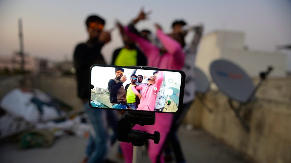 Kurze Tanzeinlagen und Sketches: TikTok gilt seit Beginn als klares Jugendmedium – doch nun will auch die Politik mitmachen.