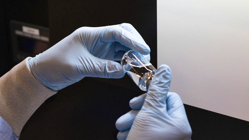 Die Coronavirus-Krise: Eine Chronologie. 2. Mai: Die USA erlauben den begrenzten Einsatz des Ebola-Wirkstoffs Remdesivir bei Covid-19-Patienten in Spitälern. Die Ausnahmegenehmigung sei angesichts der Coronavirus-Pandemie «in Lichtgeschwindigkeit» zustande gekommen.