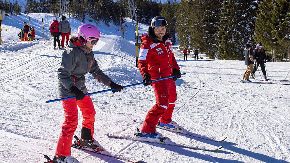 Jugend- und Sportlager – zum Beispiel im Schnee – erhalten vom Bund mehr Geld. (Themenbild)