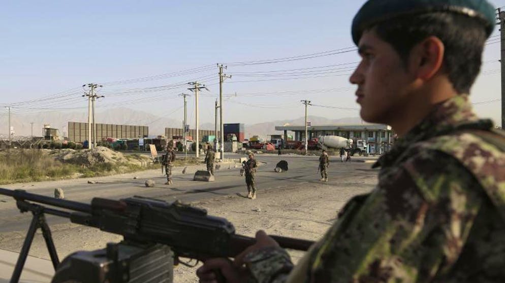 Soldaten der afghanischen Nationalarmee stehen an einem Kontrollpunkt in Kabul (Archiv). In Afghanistan läuft eine Phase reduzierter Gewalt zwischen den Taliban und den US-Streitkräften.