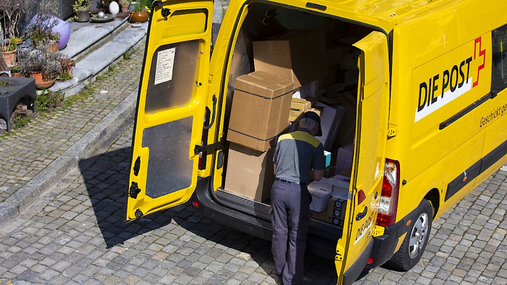Ein Postbote auf Liefertour in Bern. Mit Kontingenten für die 100 grössten Auftraggeber will die Post den Kollaps des Verarbeitungs- und Zustellungssystems verhindern. (Archivbild)