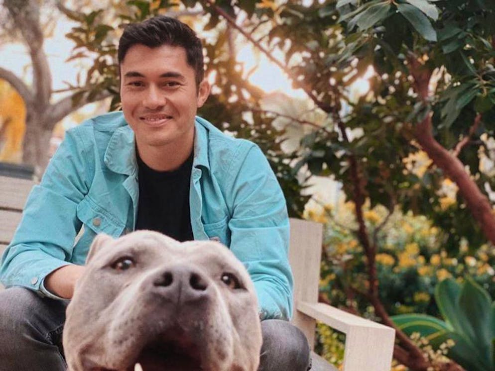 «Crazy Rich»-Star Henry Golding hat sich für die Zeit während der Corona-Krise einen Hund besorgt. Foto: Courtesy of Olivia Munn, Henry Golding and Wag!/dpa