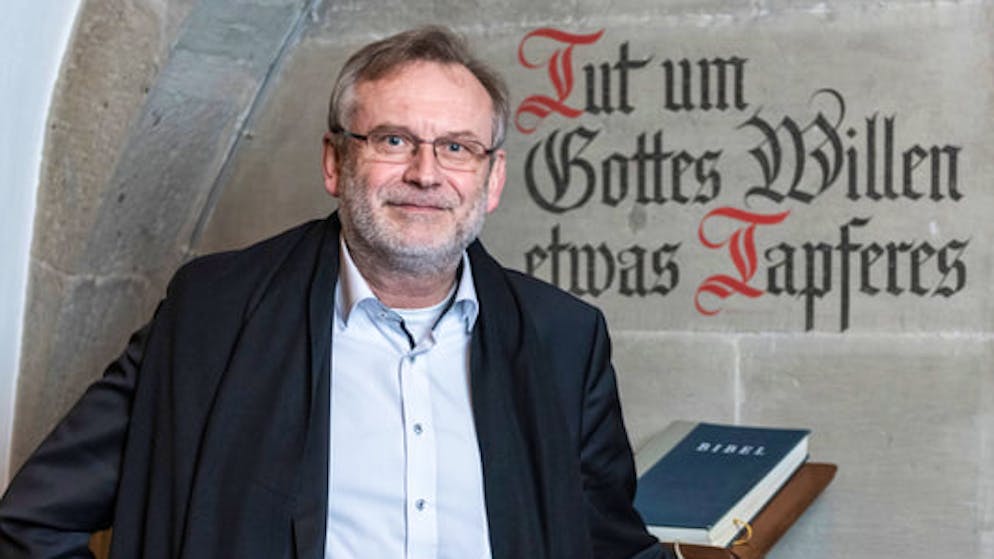 Pfarrer Christoph Sigrist im Innern des Grossmünsters: «Ich sehe es als innere Berufung, jetzt zu helfen.»