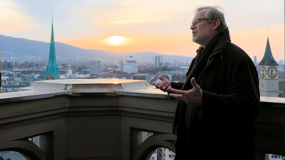Pfarrer Christoph Sigrist auf dem Grossmünster.