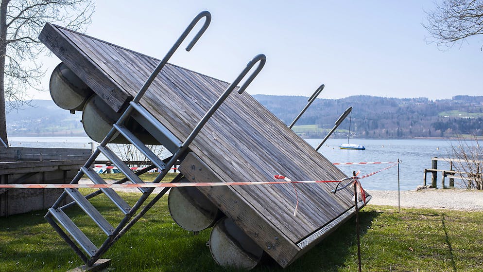 Absperrungen bei Parkplätzen und anderen Örtlichkeiten am Greifensee sollen verhindern, dass sich dort zu viele Menschen versammeln.