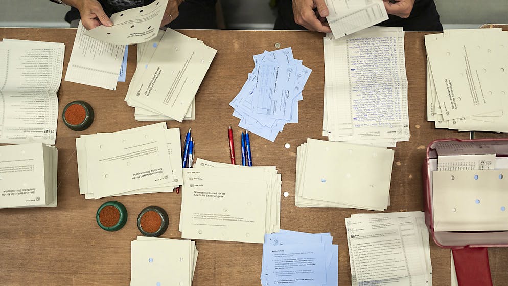 Freiwillige Helfer sortieren Wahlzettel. Bei den Thurgauer Grossratswahlen Mitte März soll es im Bezirk Frauenfeld zu Unregelmässigkeiten gekommen sein. Die GLP verlangte eine Korrektur des Ergebnisses (Archivbild).