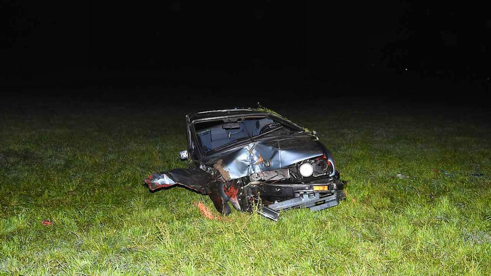 Aus diesem Wagen wurde ein 20-jähriger Autofahrer bei einem Selbstunfall in Zuckenriet SG geschleudert und schwer verletzt.