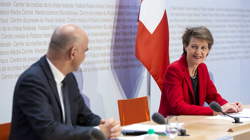 Die Coronavirus-Krise: Eine Chronologie. 8. April: In der Schweiz werden die Massnahmen gegen die Pandemie um eine Woche verlängert und dauern nun bis 26. April. Für die Zeit danach stellt der Bundesrat (im Bild: Bundespräsidentin Simonetta Sommaruga, Gesundheitsminister Alain Berset) erste Lockerungen in Aussicht.