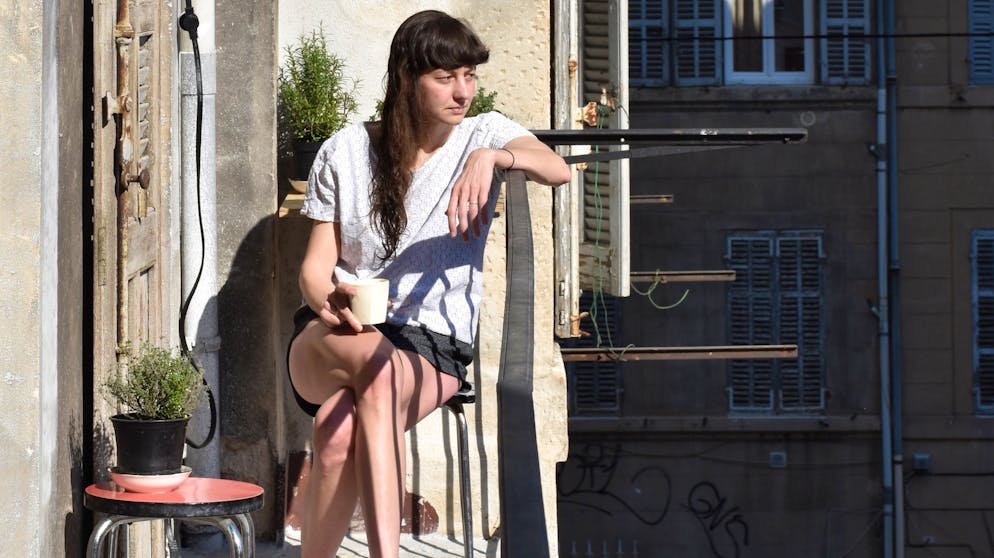 Die Zürcher Designerin Andrea Anner auf dem Balkon ihrer Wohnung in Marseille.