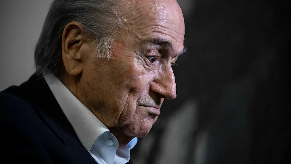 Secondo informazioni mediatiche, un rapporto della polizia federale non lascia dubbi sulle responsabilità penali di Sepp Blatter in una vicenda archiviata dalla procura.