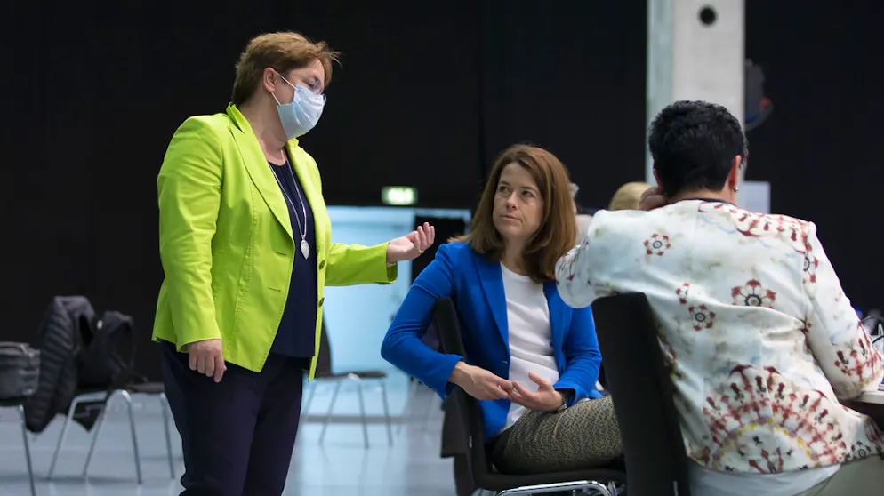 Farbe der Hoffnung: Magdalena Martullo-Blocher (im Gespräch mit FDP-Präsidentin Petra Gössi) trug während der Sondersession zur Coronavirus-Pandemie ein leuchtend grünes Jäckli.