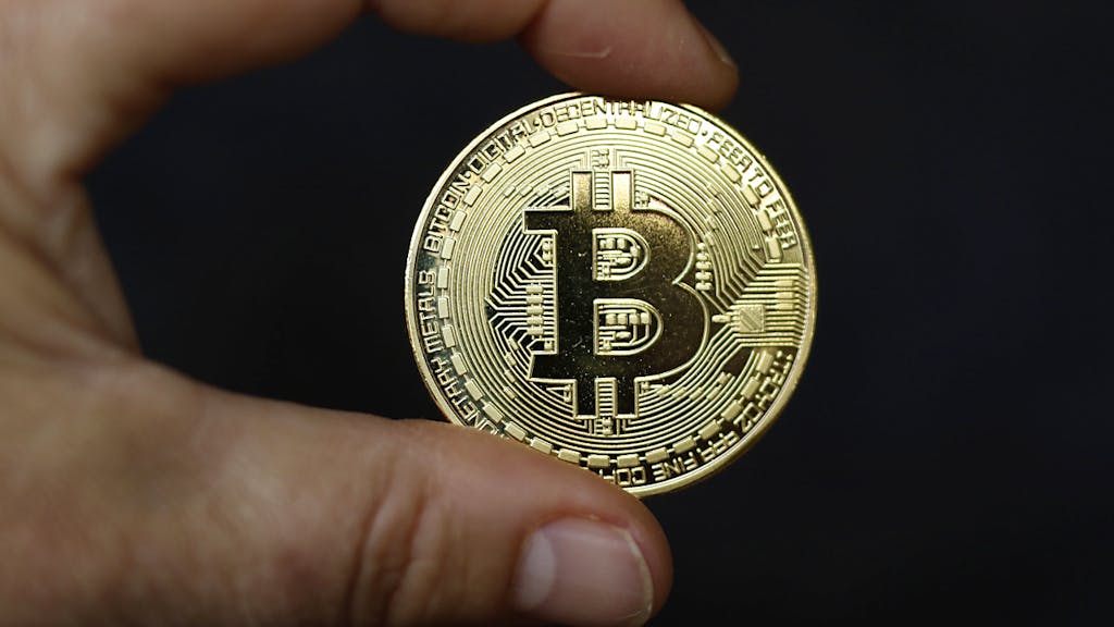 Bitcoin-Kurs stürzt vor Halbierung ab