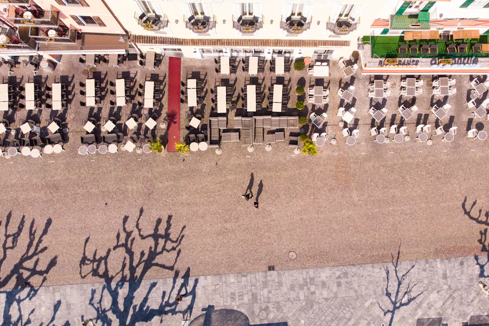 Una veduta dall'alto dei ristoranti che si affacciano sul lungolago di Ascona