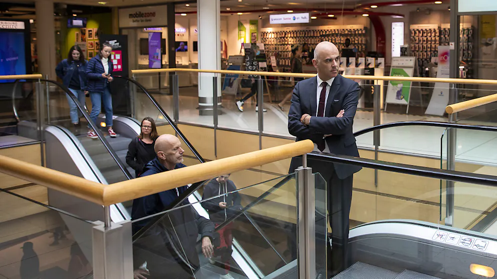 Il consigliere federale Alain Berset e il delegato per il Covid-19 dell'UFSP Daniel Koch durante la loro visita odierna sul terreno a Friburgo.