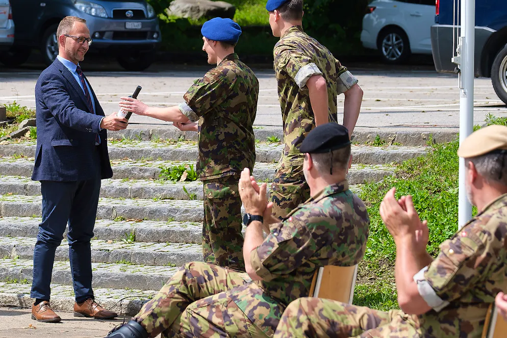 Ticino: liberata la compagnia sanitaria 2, ma l'esercito rimane. Il presidente del Governo Norman Gobbi consegna al capitano Spacio (e in seguito a tutti i militi) una bottiglia di Merlot di Mezzana con etichetta commemorativa e firmata in ricordo dell’impiego in Ticino della cp san 2.